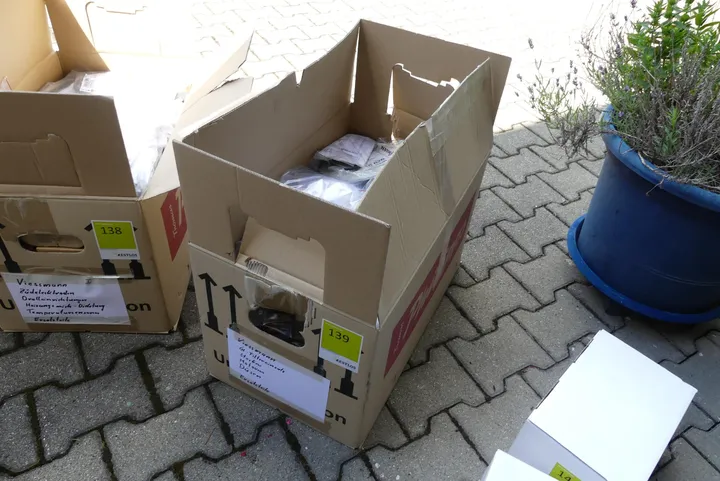 Karton mit Sanitärzubehör u.a. Viessmann Düsen und Anschlussleitungen